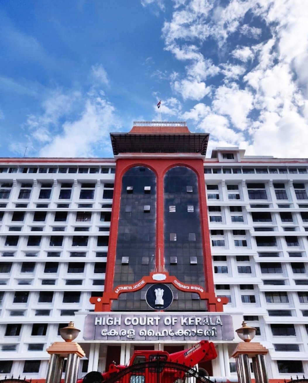 ഒടുവിൽ മുനമ്പത്തെ പാവങ്ങൾക്ക് നീതി. മുനമ്പം ഭൂമി വഖഫ് അല്ലെന്ന് ഹൈകോടതി അഭിപ്രയപെട്ടു