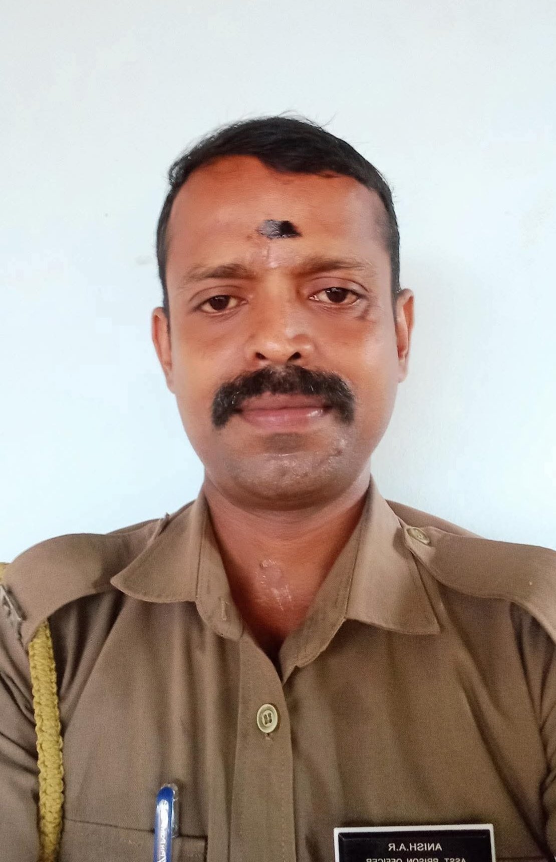 ശബരിമല ദർശനത്തിനിടയിലുണ്ടായ ശാരീരിക ബുദ്ധിമുട്ടുകളെ തുടർന്ന് കോട്ടയം മെഡിക്കൽ കോളേജിൽ ചികിത്സയിലായിരുന്ന തിരുവനന്തപുരം പൂജപ്പുര സെൻട്രൽ പ്രിസൺ & കറക്ഷണൽ ഹോമിലെ ഡെപ്യൂട്ടി പ്രിസൺ ഓഫീസർ അനീഷ് എ ആറിന്റെഅവയവങ്ങൾ ദാനം ചെയ്തതിലൂടെ എട്ടുപേർക്കാണ് പുതുജീവൻ ലഭിച്ചിരിക്കുന്നത്.