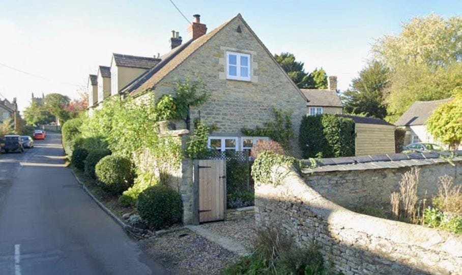 ഓക്സ്ഫോർഡ്ഷെയറിലെ ഒരു ഗ്രാമത്തിൽ ഒമ്പത് വയസ്സുകാരിയായ പെൺകുട്ടിയെ മരണപ്പെട്ട നിലയിൽ കണ്ടെത്തി