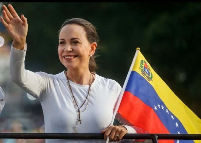 2025-ലെ നൊബൽ സമാധാന സമ്മാനം വെനീസ്വേലയിലെ രാഷ്ട്രീയ മനുഷ്യാവകാശ പ്രവർത്തക മരിയ കൊറീന മച്ചാടോ ക്ക് “വെനിസുവേലയിൽ ജനാധിപത്യ അവകാശങ്ങൾ അവകാശപ്പെടാനുള്ള പ്രവർത്തനത്തിന് ഈ വർഷത്തെ നൊബൽ സമാധാനപ്രൈസ് നേടി.”