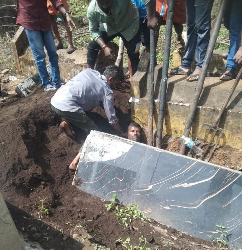 വണ്ടിപെരിയാറിൽ സംസ്കാര ചടങ്ങിന് കുഴിയെടുക്കുന്നതിന്നിട് കല്ലറയിലെ കോൺക്രീറ്റ് സ്ലാബ് ഇടിഞ്ഞുവീണ അപകടം അപകടത്തിൽ ഒരാൾ മരണപ്പെട്ടു