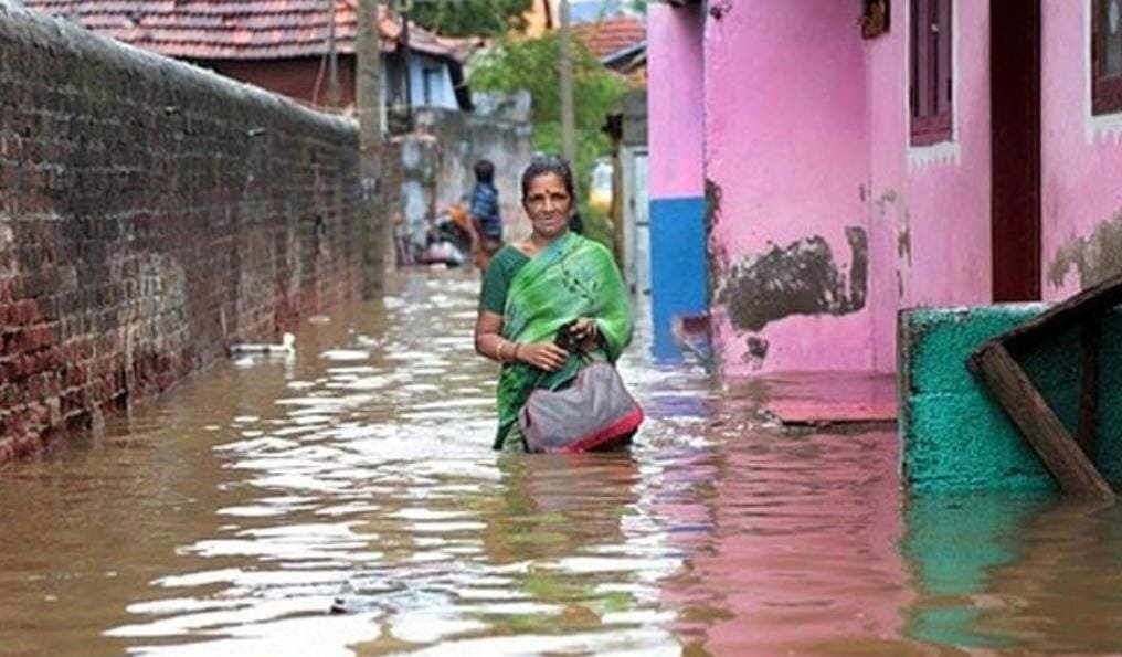 കേരള വാട്ടർ അതോറിറ്റിയുടെ തമ്മനം ഫീഡർ പമ്പ് ഹൗസിലെ ടാങ്കിന്റെ ഒരു ഭാഗം തകർന്നതിനെ തുടർന്ന് നിരവധി വീടുകൾ വെള്ളത്തിൽ മുങ്ങി, വാഹനങ്ങൾ ഒഴുക്കിപ്പോയി.