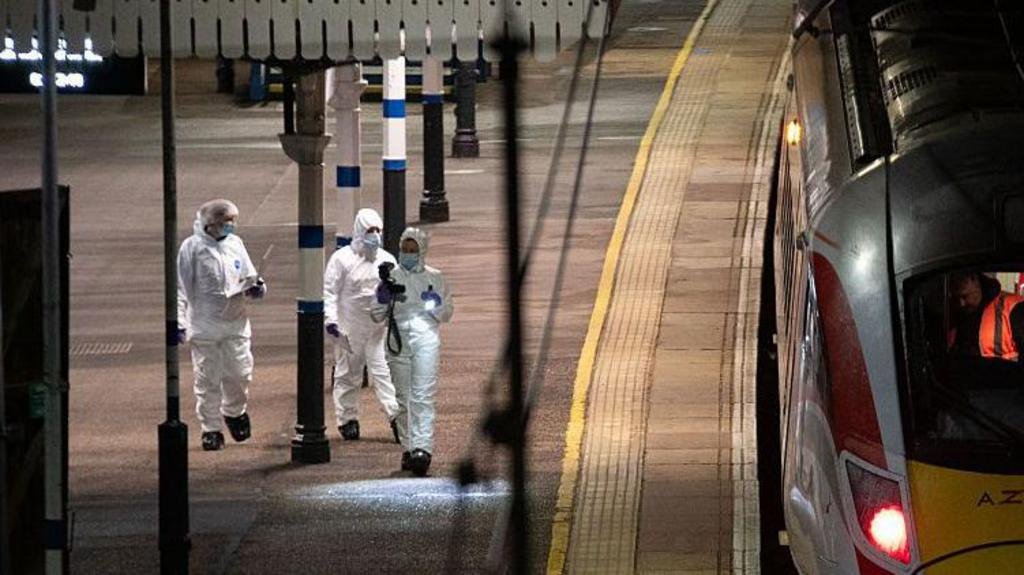 യുകെയിൽ ട്രെയിനിൽ കൂട്ടക്കുത്ത്: 10 പേർക്ക് പരിക്ക്, 9 പേരുടെ നില ഗുരുതരം; ഭീകരവിരുദ്ധ പോലീസ് അന്വേഷണം ആരംഭിച്ചു