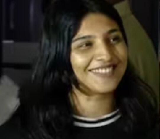 ഭിന്നശേഷിക്കാരനായ യുവാവിനെ ലോഡ്ജിലേക്ക് വിളിച്ചുവരുത്തി ക്രൂരമായി മർദിച്ച സംഭവത്തിൽ യുവതി ഉൾപ്പെടെ അഞ്ചുപേരെ പോലീസ് അറസ്റ്റ് ചെയ്തു.