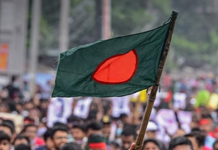 ബംഗ്ലാദേശിൽ പൂജാചടങ്ങിനിടെ ഉണ്ടായ ബോംബേറിൽ നിരവധി പേർക്ക് പരിക്കേറ്റതായി റിപ്പോർട്ട്. മതപരമായ ചടങ്ങ് നടക്കുന്നതിനിടെയാണ് അക്രമികൾ ആക്രമണം നടത്തിയത് എന്നാണ് പ്രാഥമിക വിവരം.