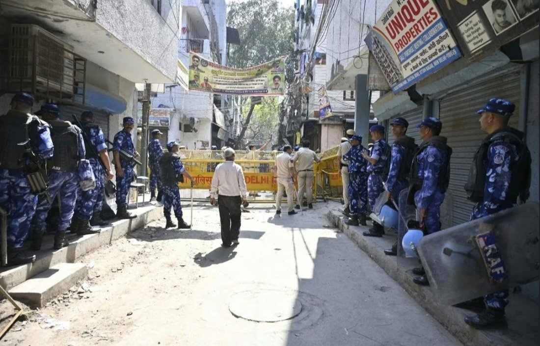 ഡൽഹി യിലെ ഉത്തംനഗറിൽ ഹോളി ആഘോഷത്തിനിടെ ഉണ്ടായ ചെറിയ തർക്കം വലിയ സംഘർഷത്തിലേക്ക് മാറി യുവാവ് കൊല്ലപ്പെട്ട സംഭവം പ്രദേശത്ത് വലിയ സംഘർഷാവസ്ഥ സൃഷ്ടിച്ചു