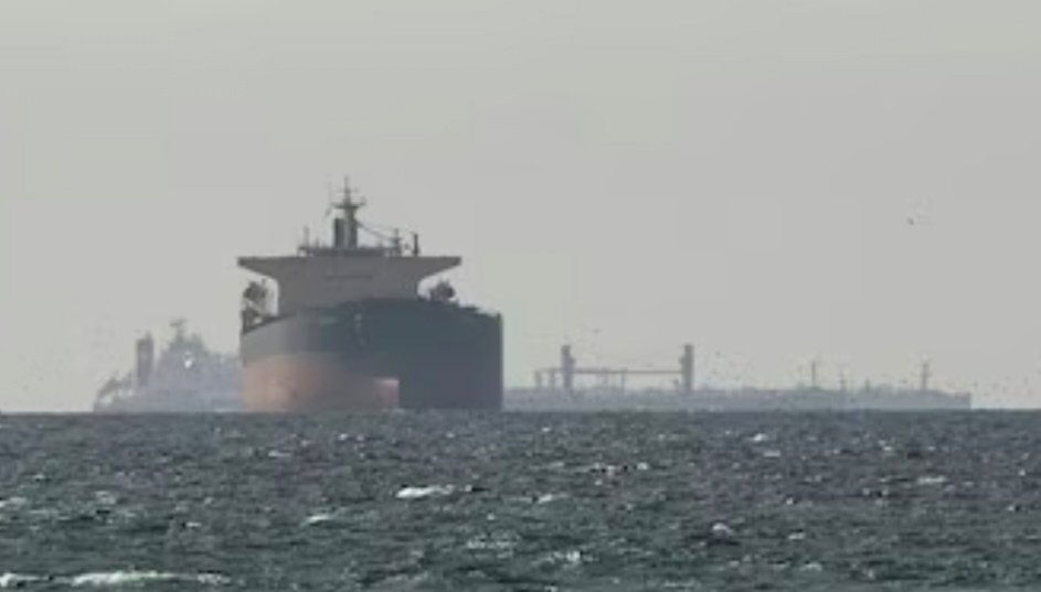 ഇന്ത്യൻ കപ്പലുകൾ ഏൽപിജി യുമായി ഇന്ത്യൻ സൈന്യത്തിന്റെ കരുത്തുറ്റ സുരക്ഷയോടെ ഹോർമുസ് കടലിടുക്കിലൂടെ ഇന്ത്യയിലേക്ക്